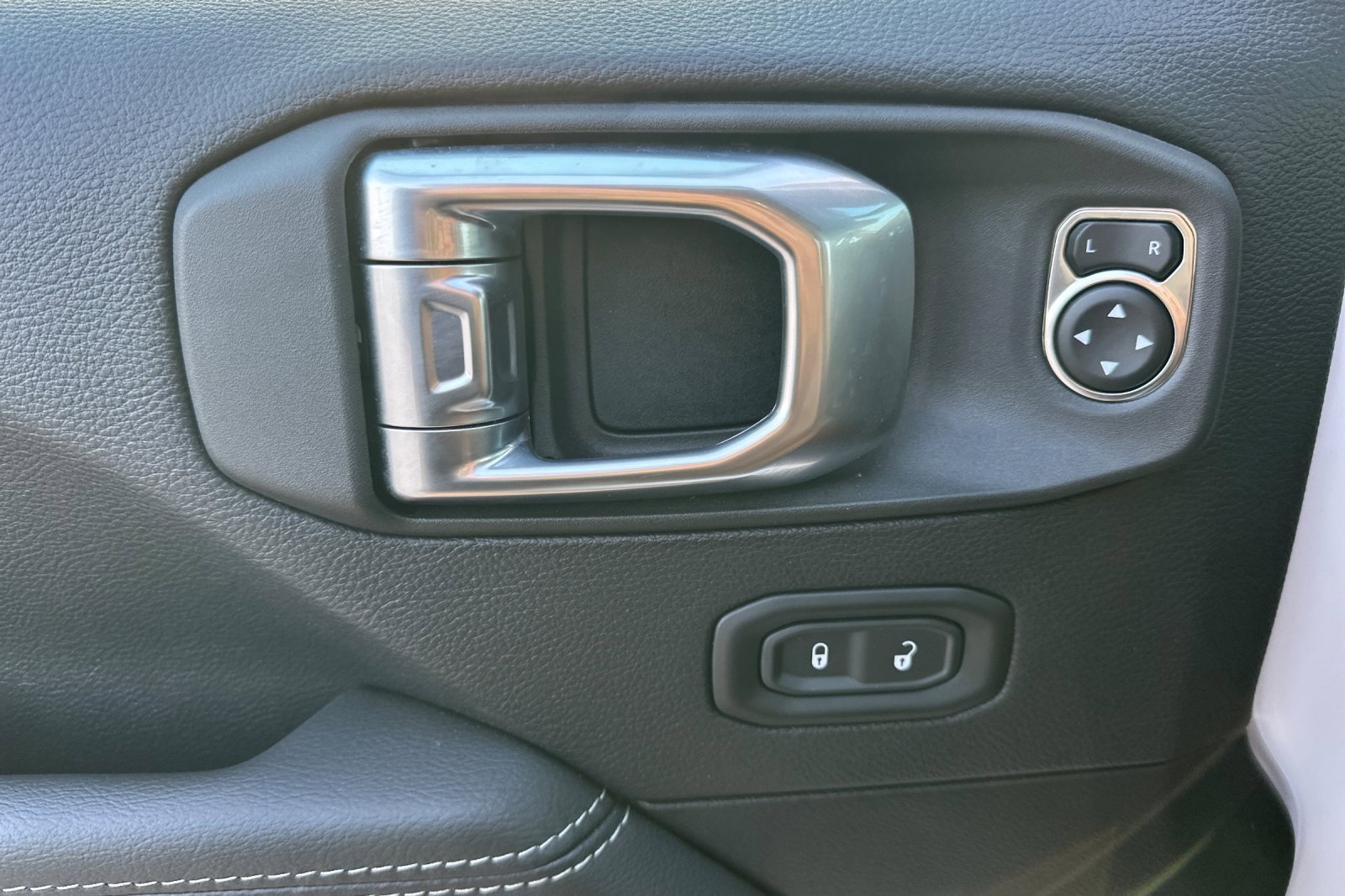 Used 2022 Jeep Wrangler Unlimited Sahara w/ Safety Group image 11