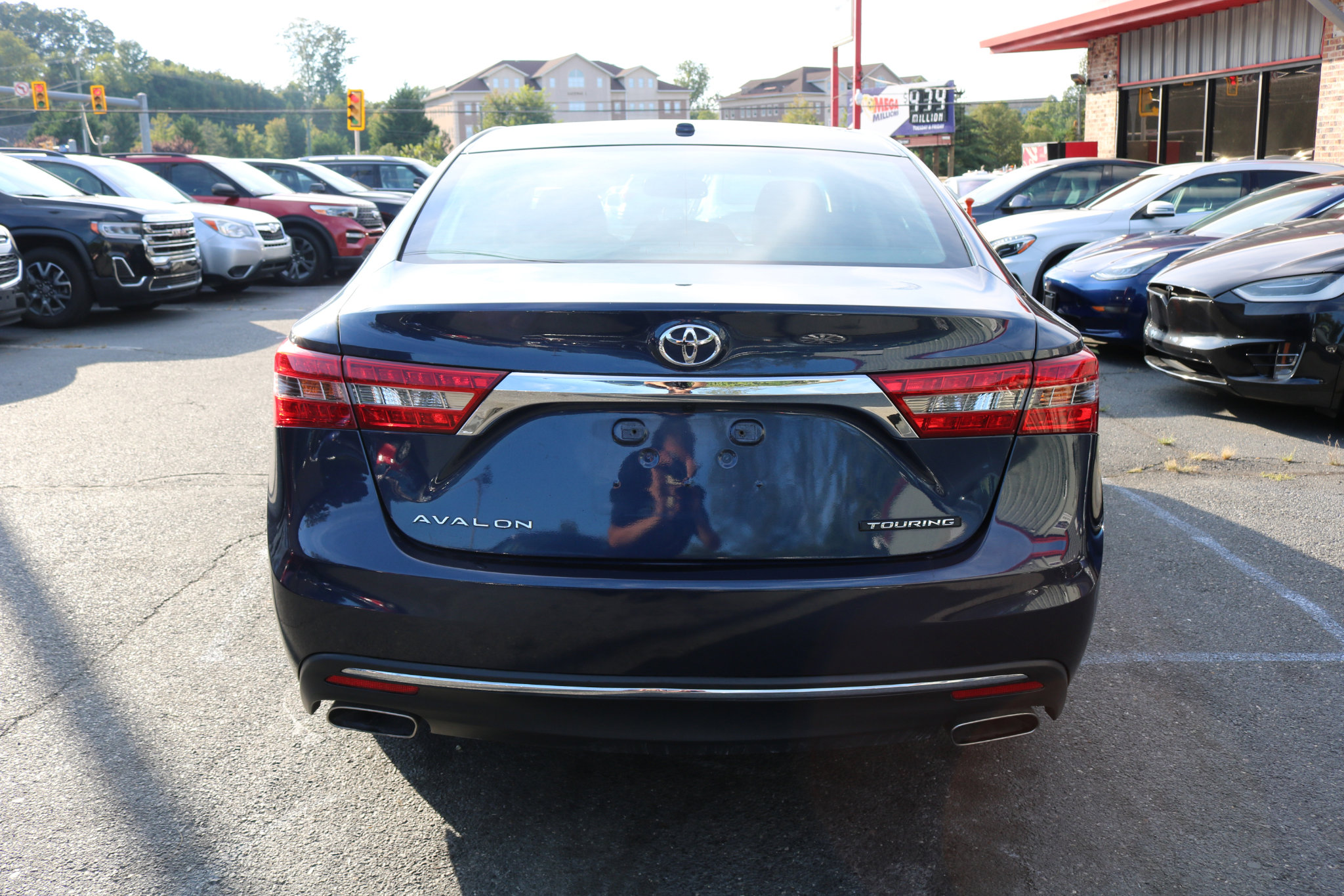 Used 2016 Toyota Avalon XLE Premium image 4