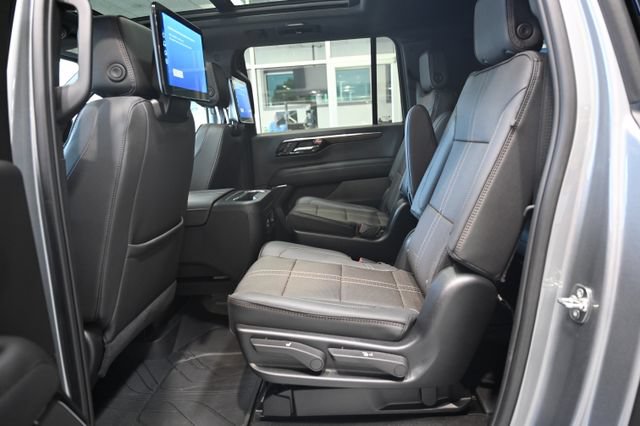 Used 2025 Chevrolet Suburban High Country AWD/4WD image 13
