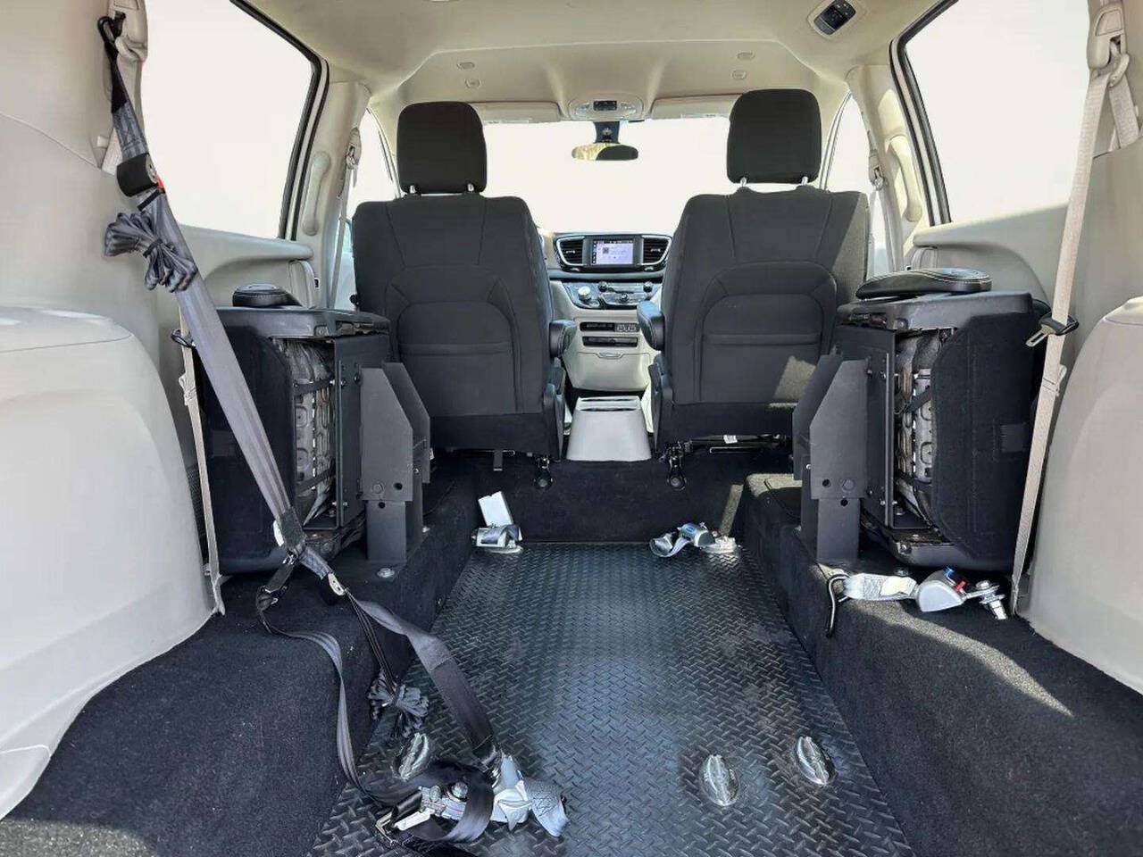 Used 2022 Chrysler Voyager LX FWD image 14