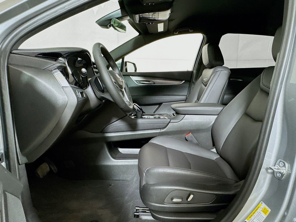 New 2026 Cadillac XT5 Luxury w/ LPO, ONYX Package image 12
