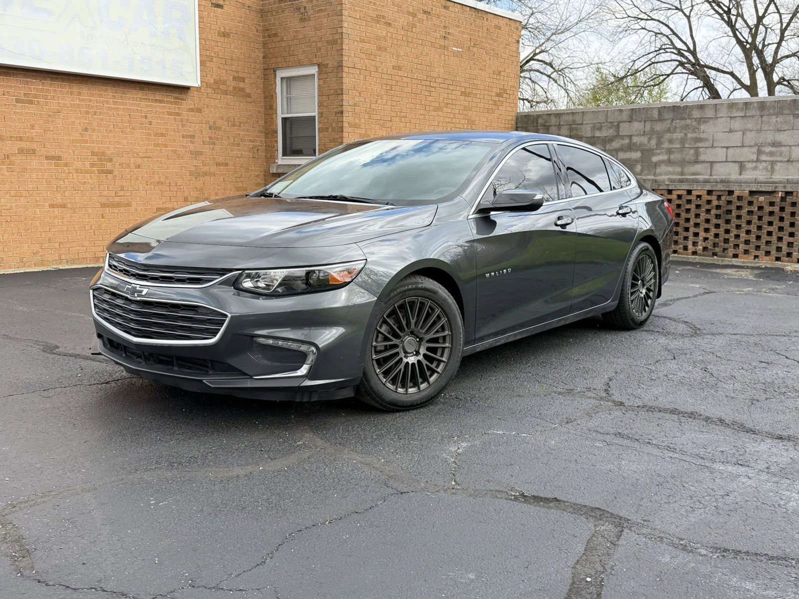 Used 2017 Chevrolet Malibu LT FWD image 2