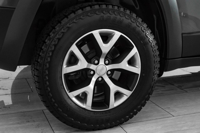 Used 2017 Jeep Cherokee Trailhawk w/ Cold Weather Group image 46