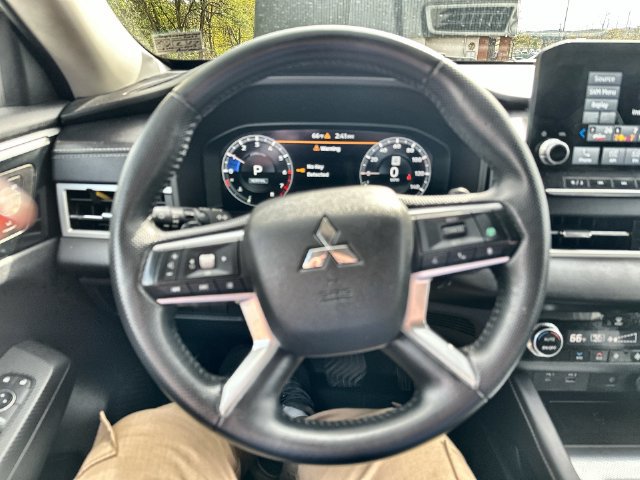 Used 2023 Mitsubishi Outlander AWD image 23