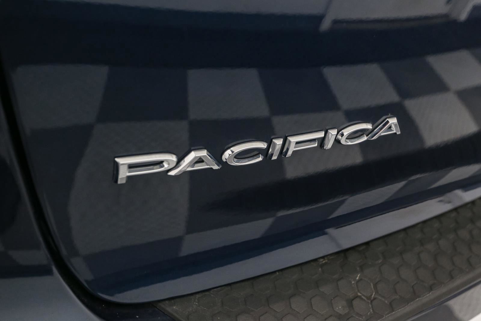 Used 2022 Chrysler Pacifica Touring-L image 10