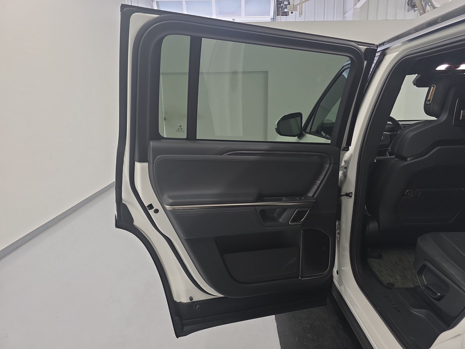 Used 2024 Rivian R1S Adventure AWD/4WD image 17