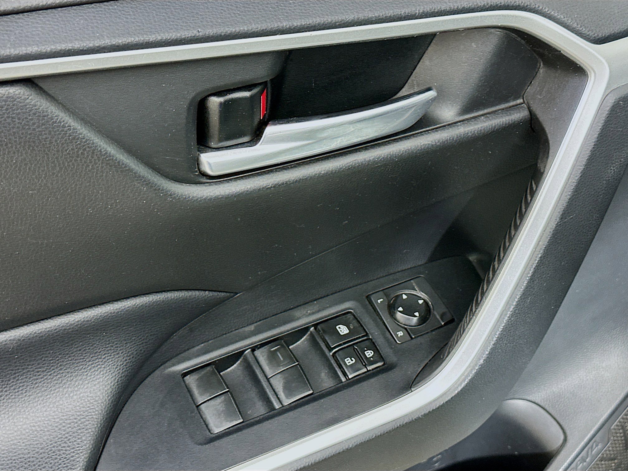 Used 2021 Toyota RAV4 XLE w/ Convenience Package image 15