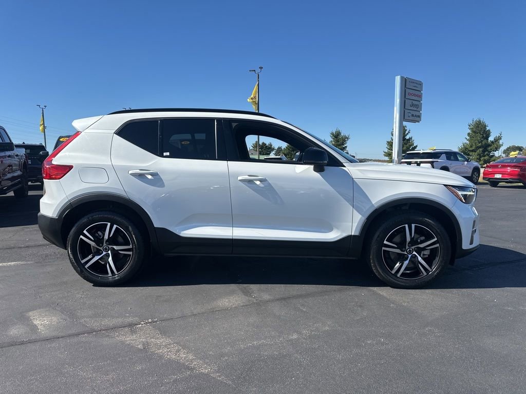 Used 2024 Volvo XC40 B5 Core image 4