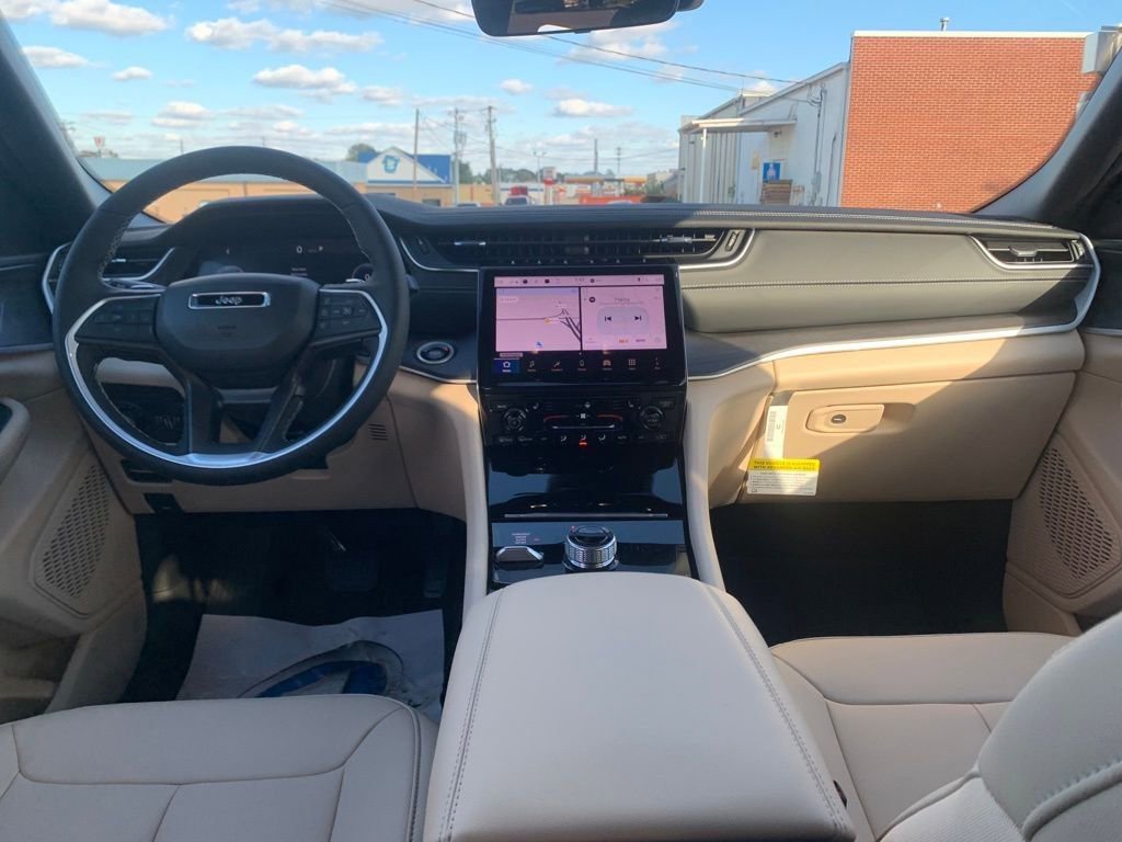 Used 2025 Jeep Grand Cherokee Limited image 26