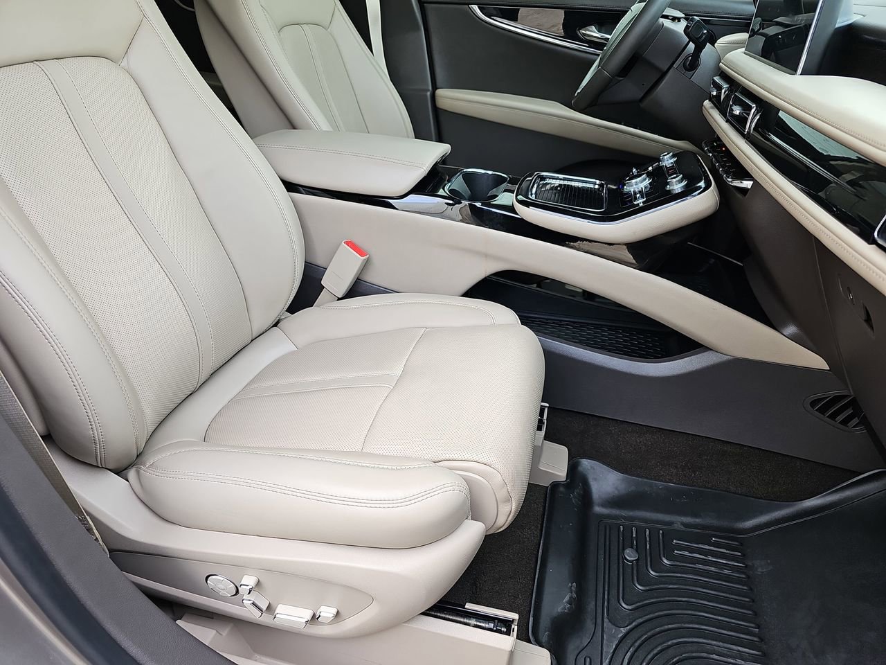 Used 2021 Lincoln Nautilus Reserve w/ Equipment Group 201A image 13