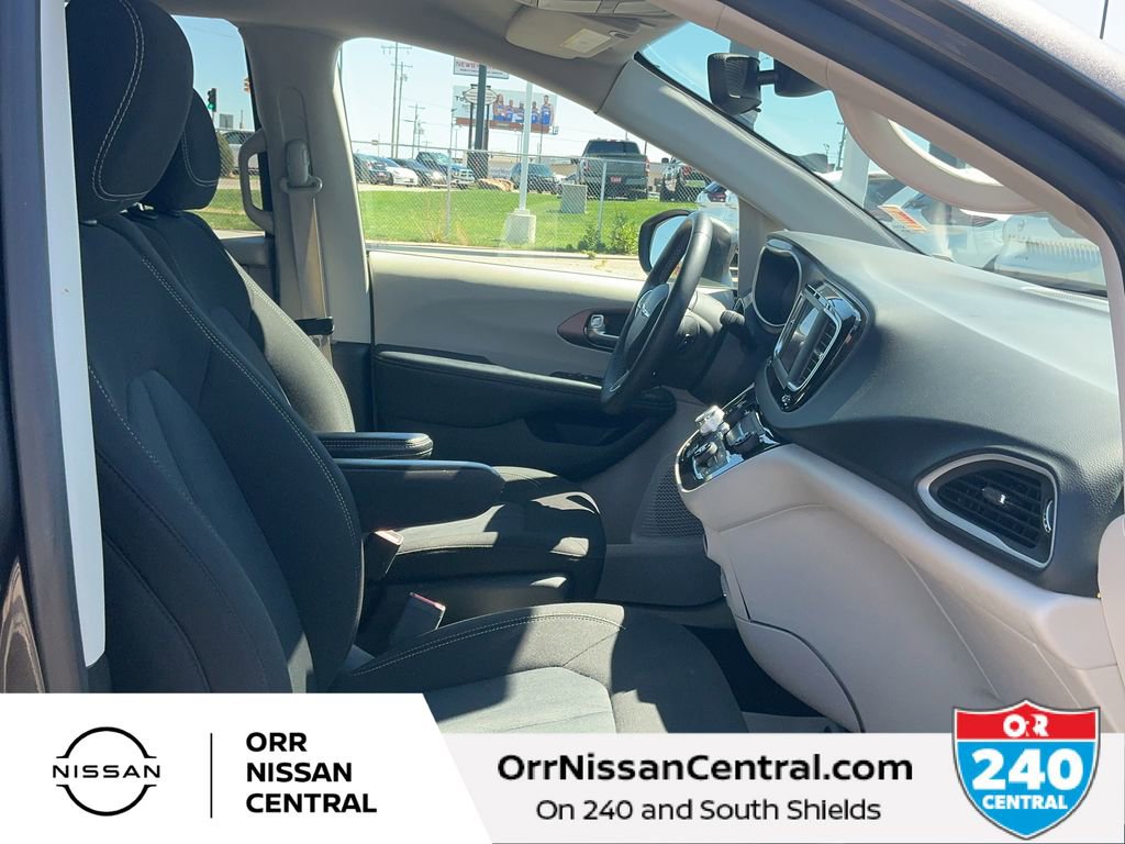 Used 2023 Chrysler Voyager LX image 11