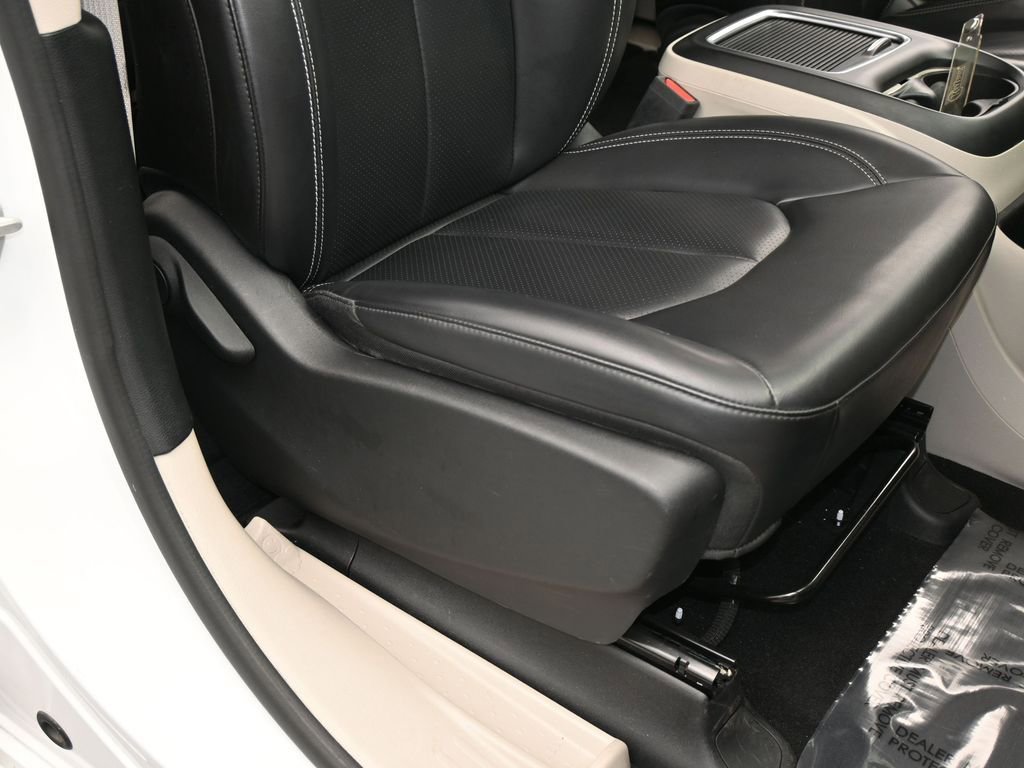 Used 2023 Chrysler Pacifica Touring-L image 43