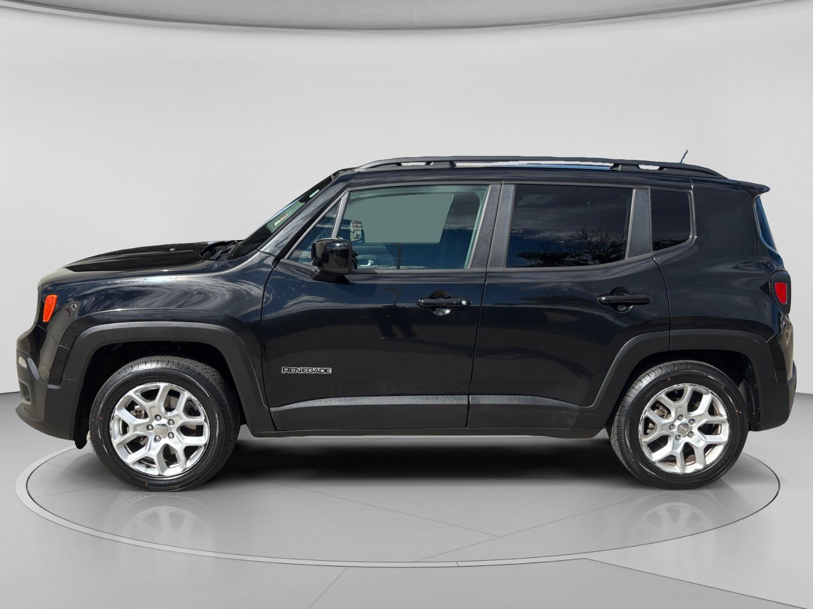 Used 2017 Jeep Renegade Latitude FWD image 2