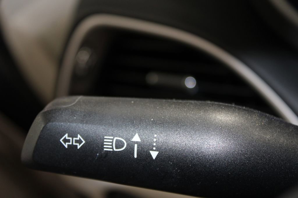 Used 2023 Chrysler Pacifica Touring-L FWD image 46