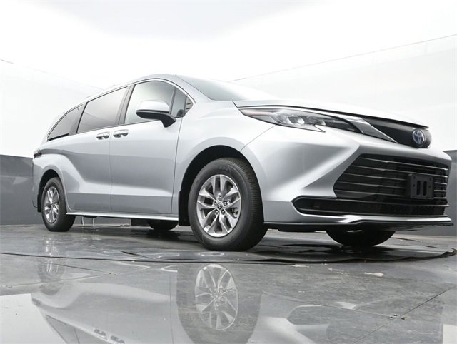 Used 2025 Toyota Sienna LE image 9
