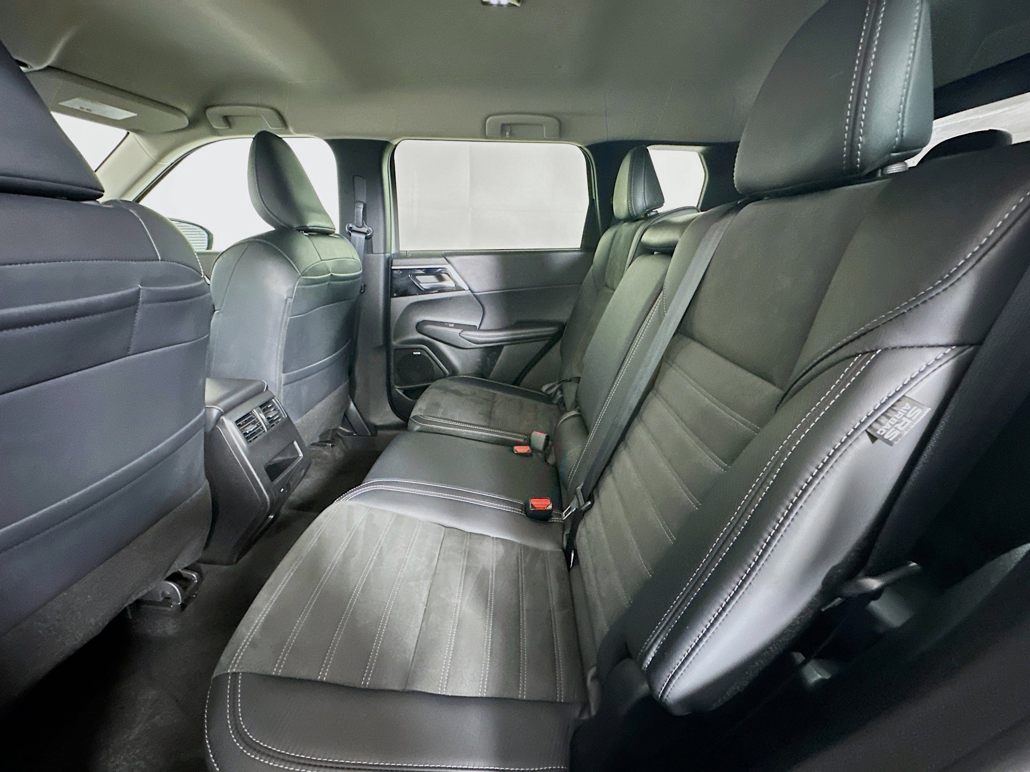 Used 2025 Mitsubishi Outlander SE image 28