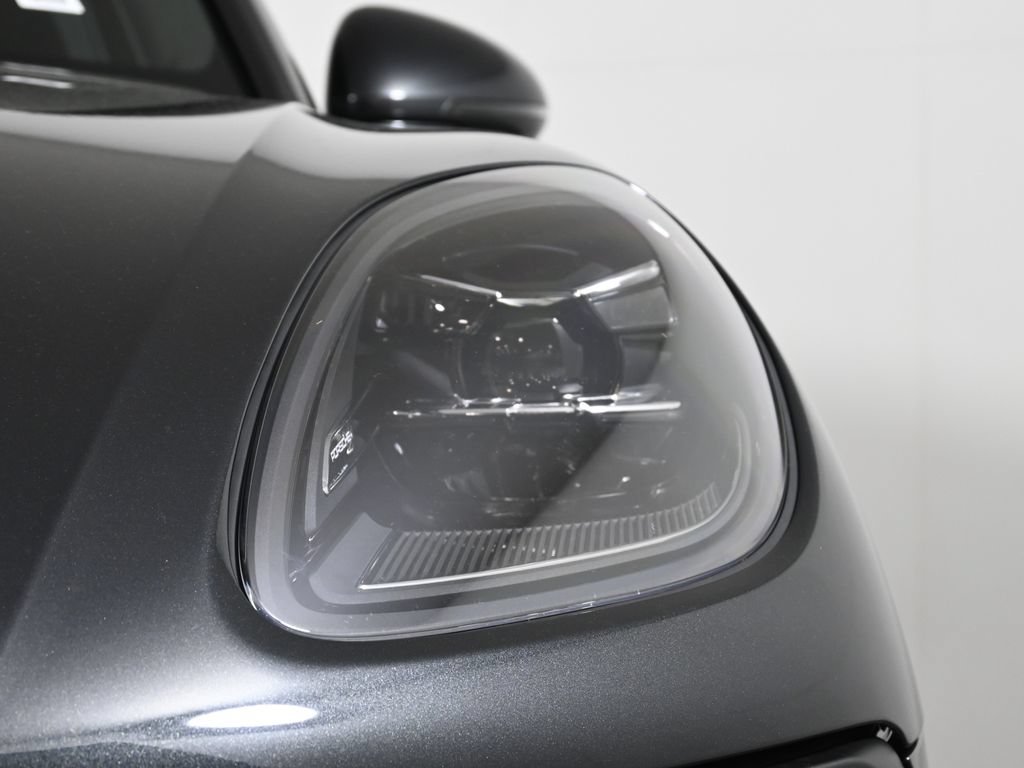 Used 2026 Porsche Macan AWD/4WD image 11