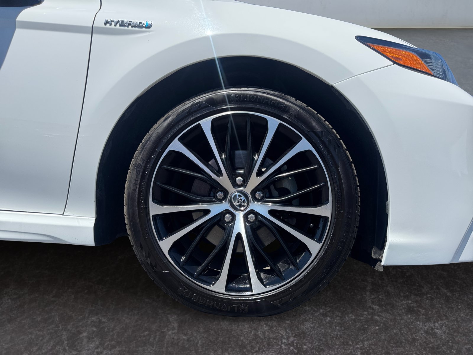 Used 2020 Toyota Camry SE w/ Sunroof Package FWD image 14