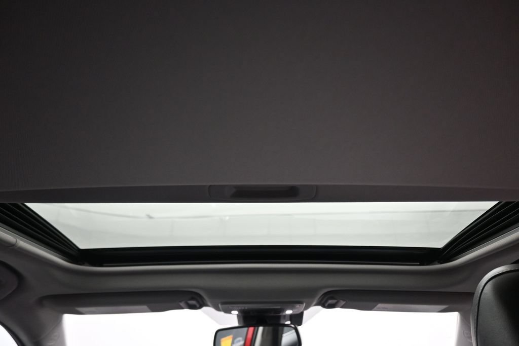 Used 2020 Toyota Camry SE w/ Sunroof Package FWD image 40