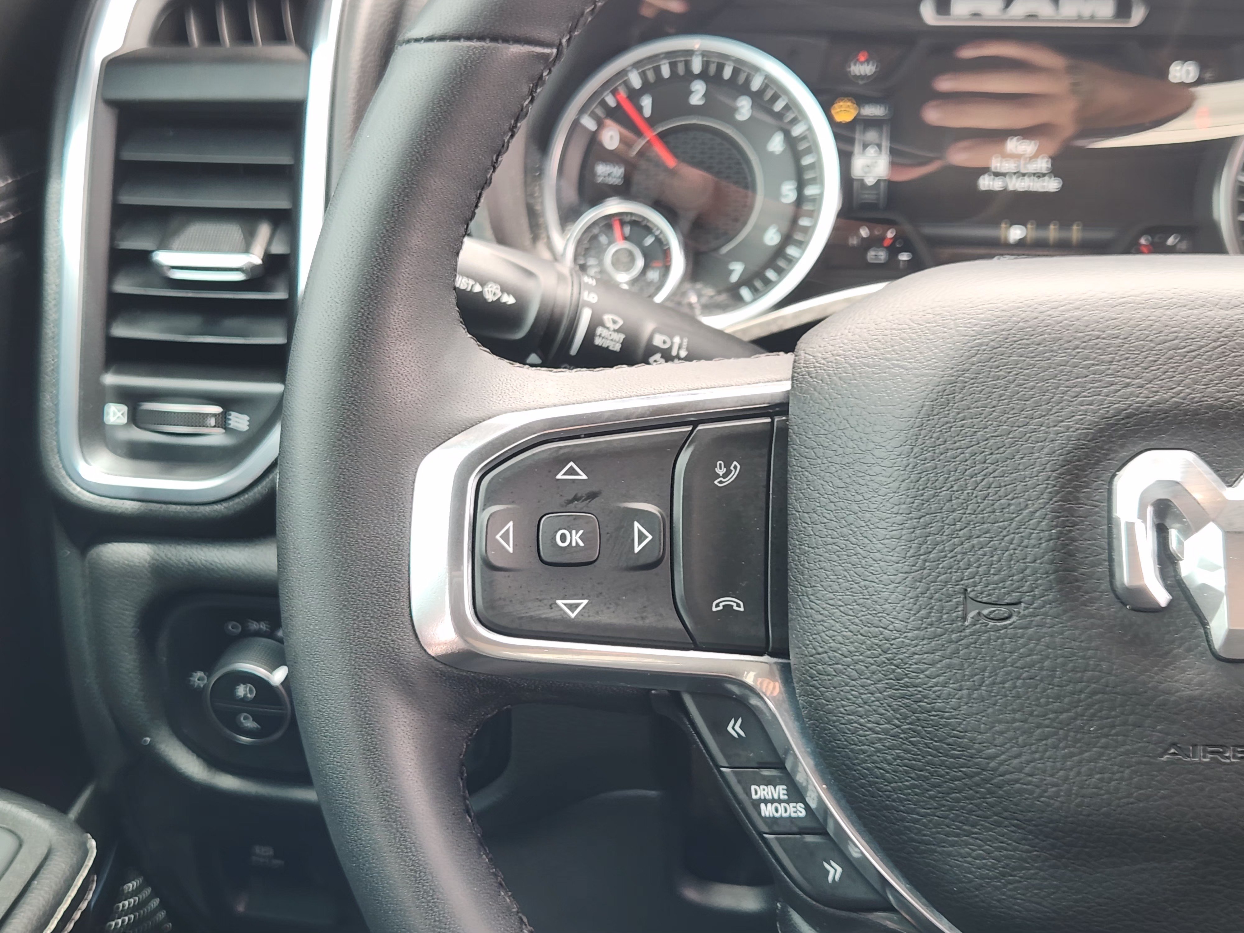 Used 2025 RAM 1500 Laramie AWD/4WD image 28