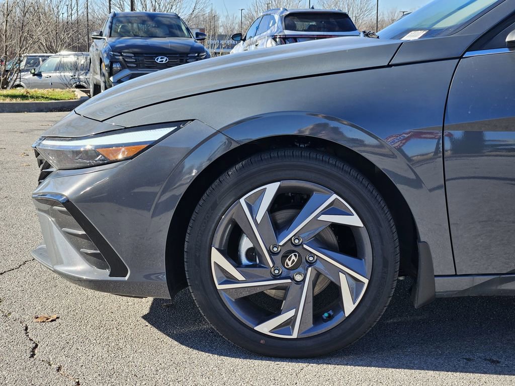 New 2025 Hyundai Elantra Limited FWD image 10