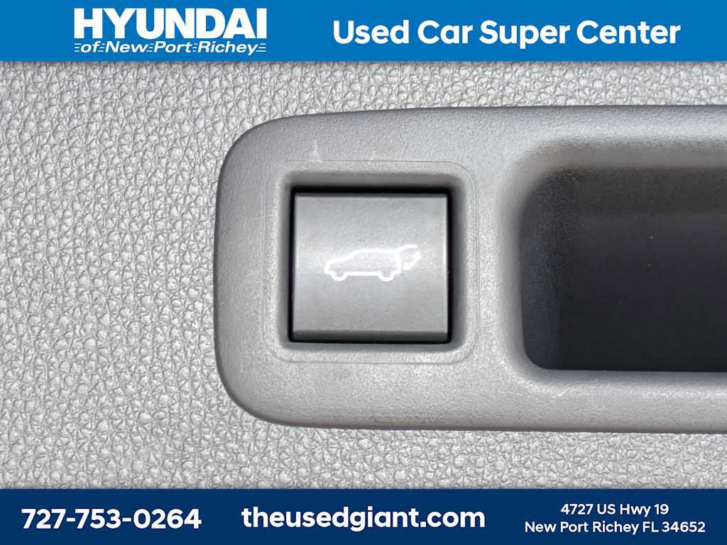 Used 2021 Toyota Highlander XLE AWD/4WD image 14