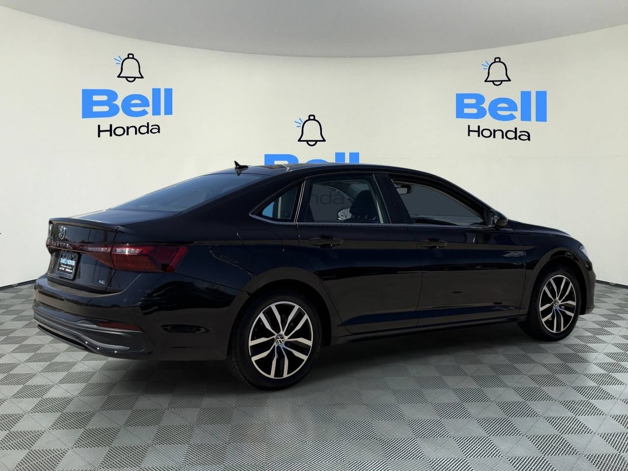 Used 2025 Volkswagen Jetta SE FWD image 4