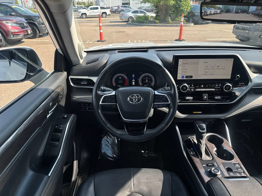 Used 2023 Toyota Highlander Platinum AWD/4WD image 13