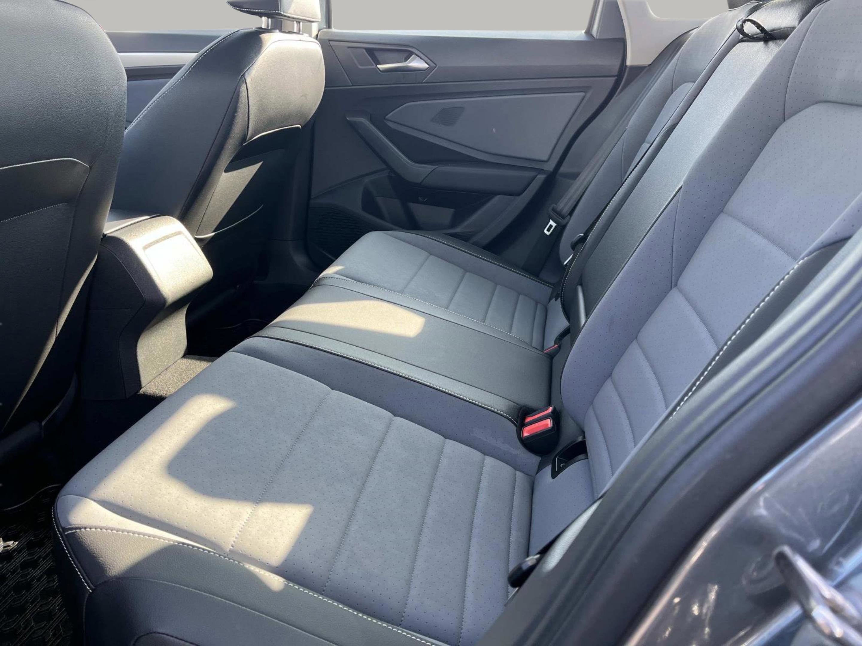 Used 2025 Volkswagen Jetta SE image 17