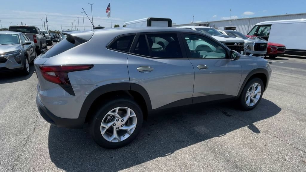 New 2026 Chevrolet Trax LS w/ LS Convenience Package FWD image 2