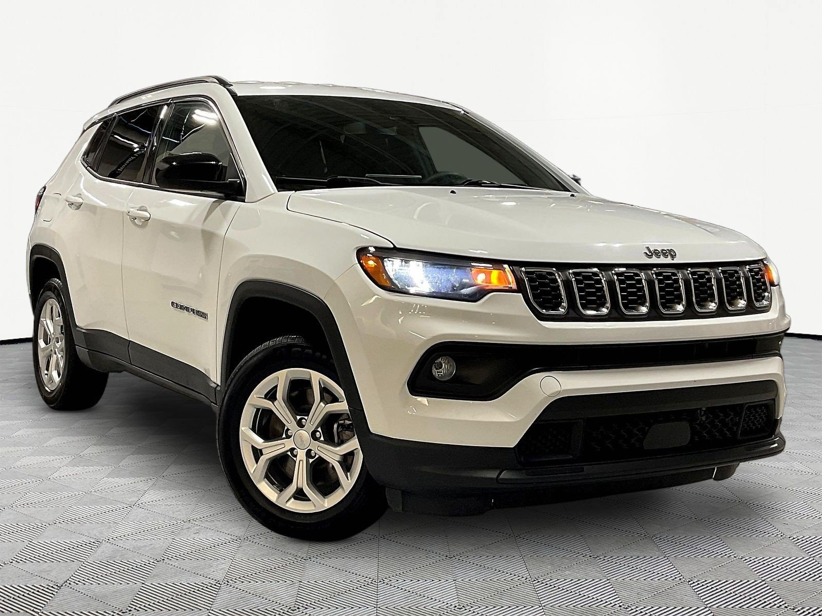 Used 2024 Jeep Compass Latitude AWD/4WD image 3