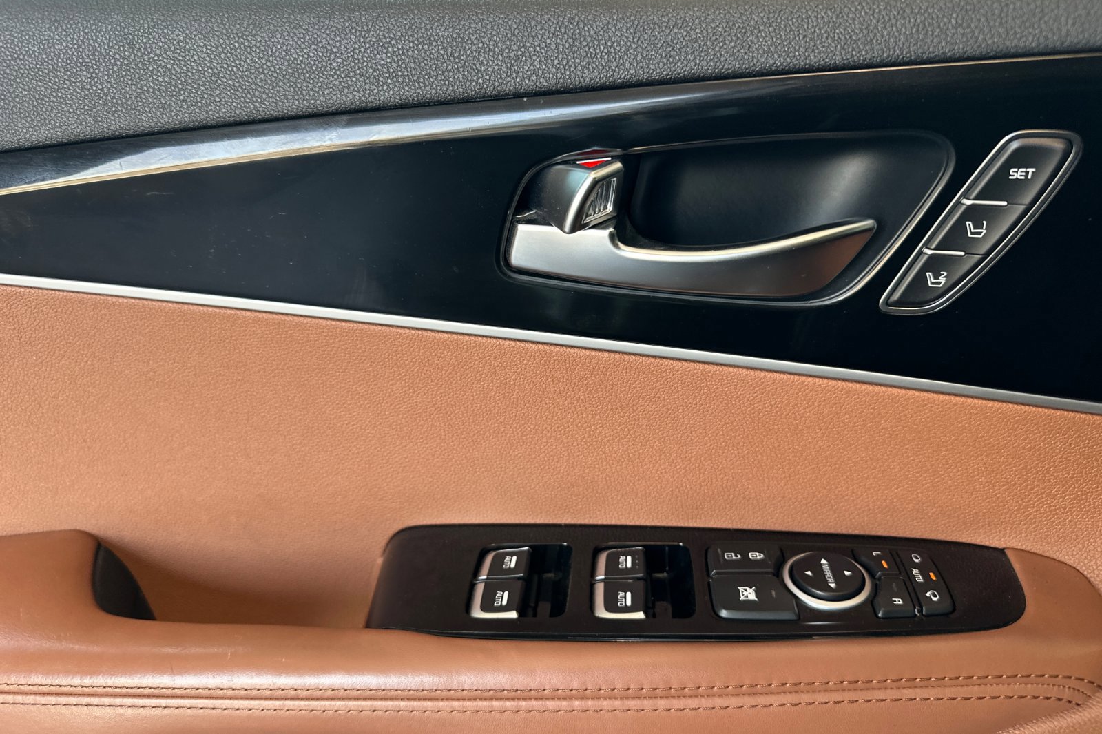 Used 2019 Kia Sorento SX image 11