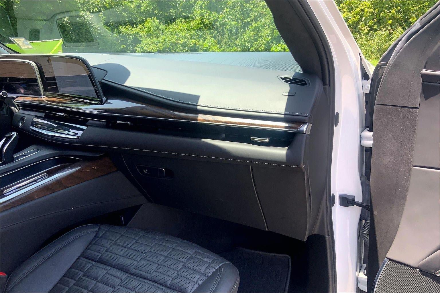 Certified 2022 Cadillac Escalade Sport Platinum w/ Heavy-Duty Trailer Package AWD/4WD image 17