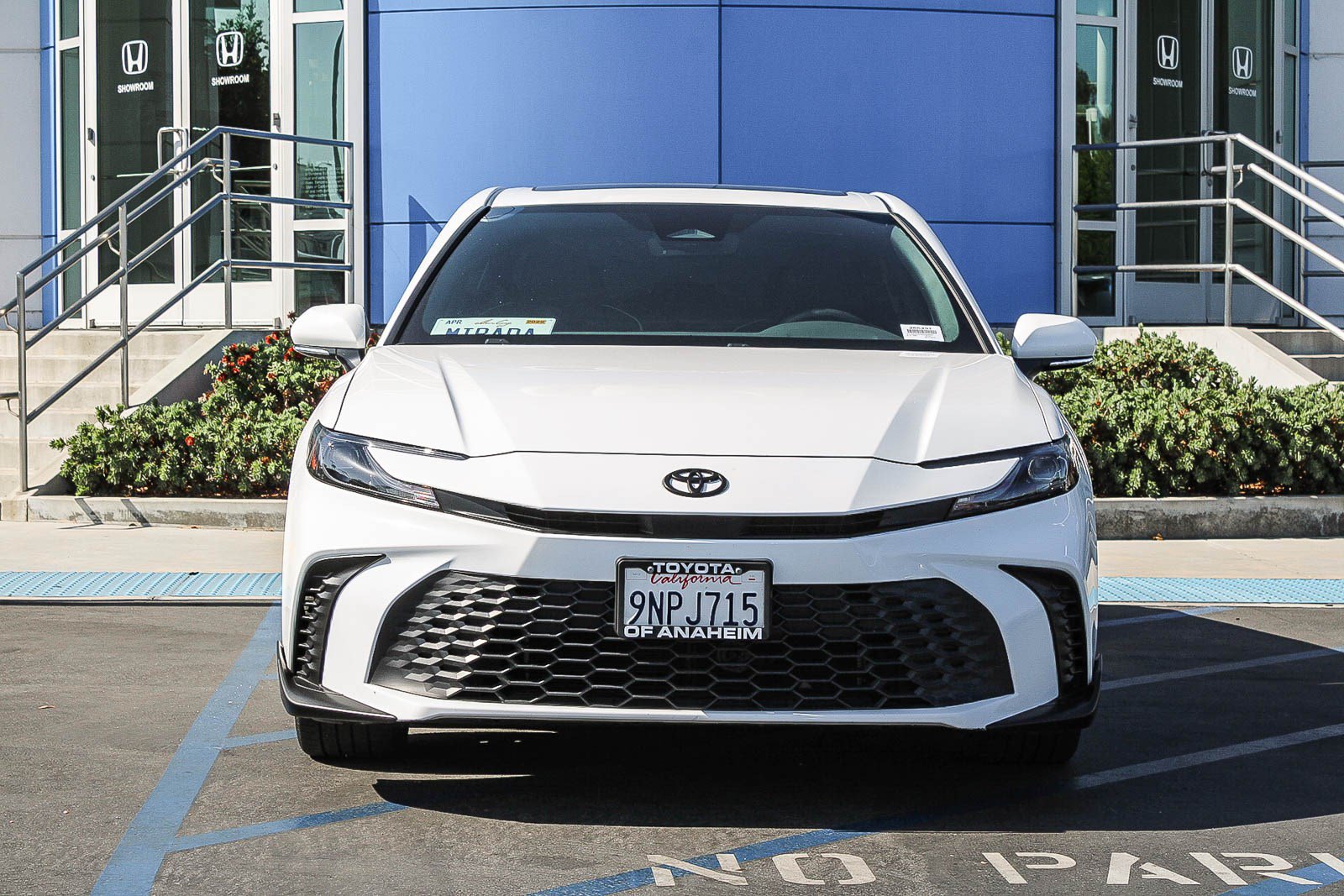 Used 2025 Toyota Camry SE w/ Convenience Package FWD image 2