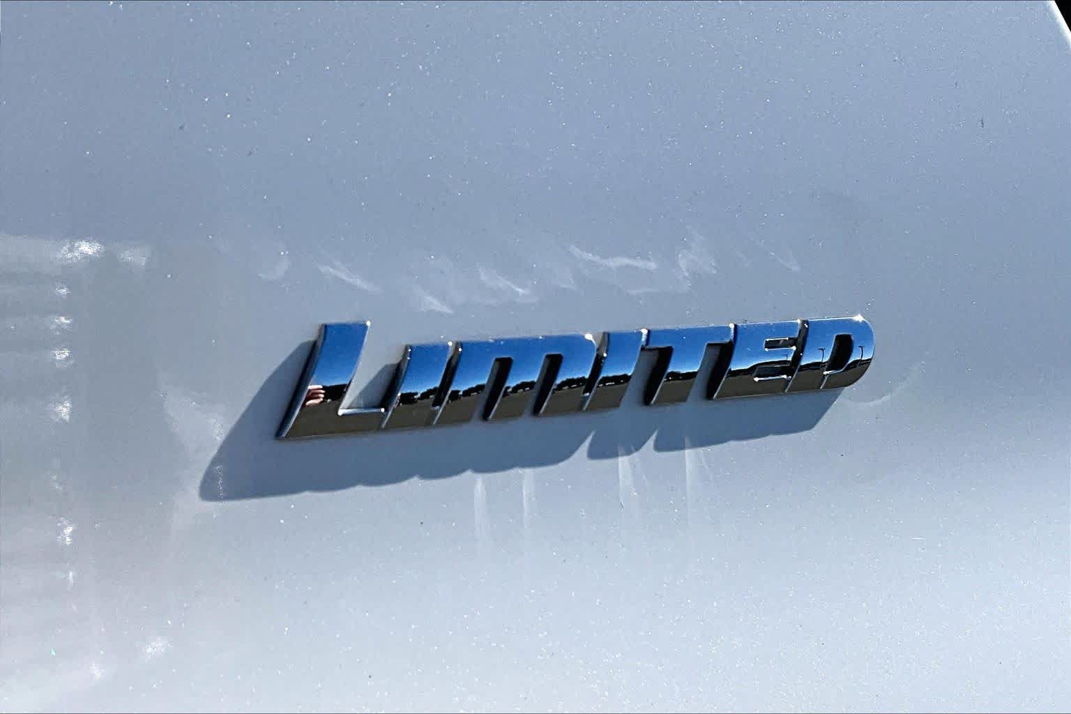 Used 2014 Toyota 4Runner Limited AWD/4WD image 9