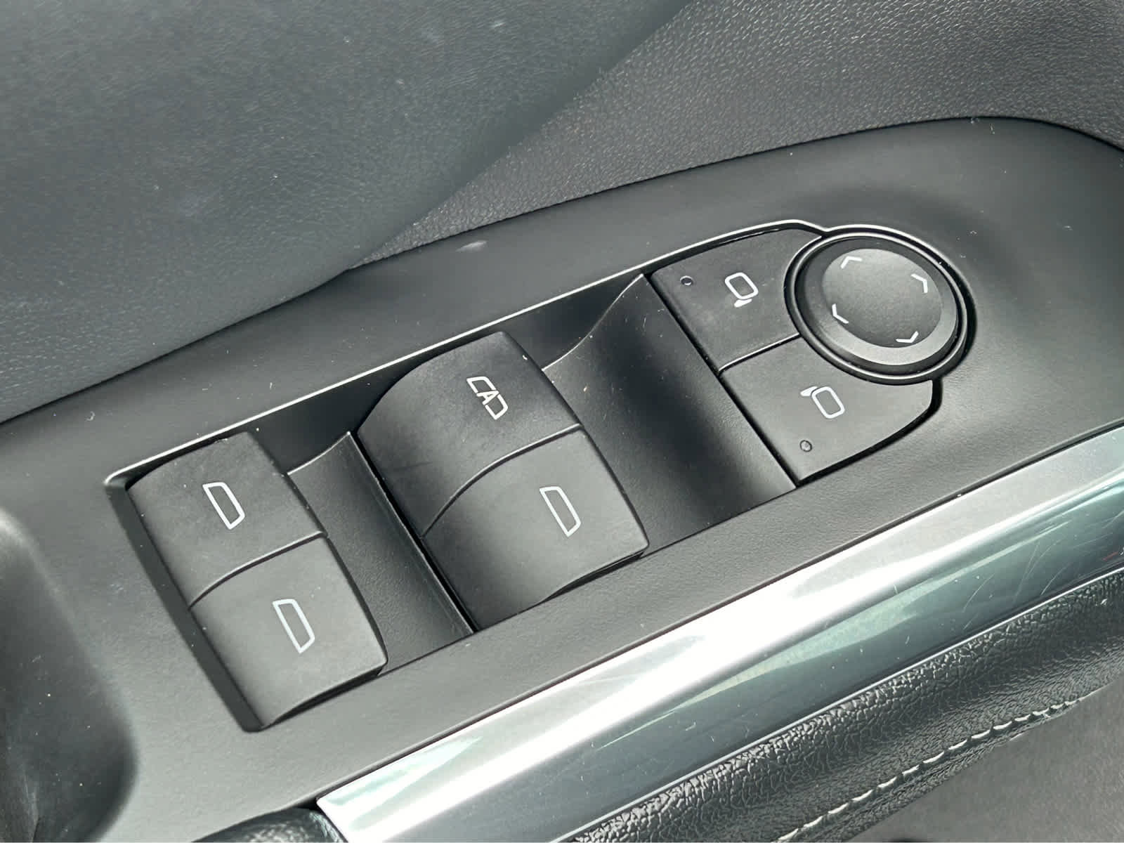 Used 2025 Chevrolet Traverse LT image 18