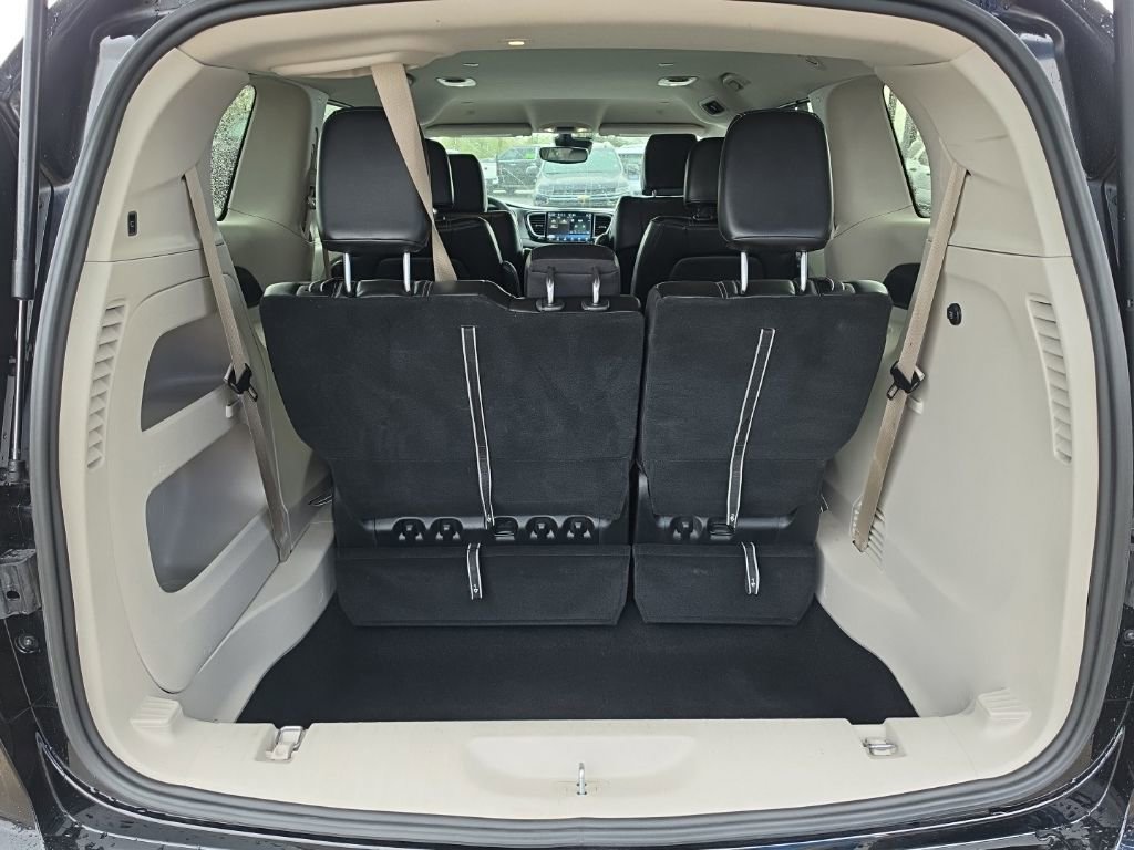 Used 2024 Chrysler Pacifica Touring-L FWD image 30