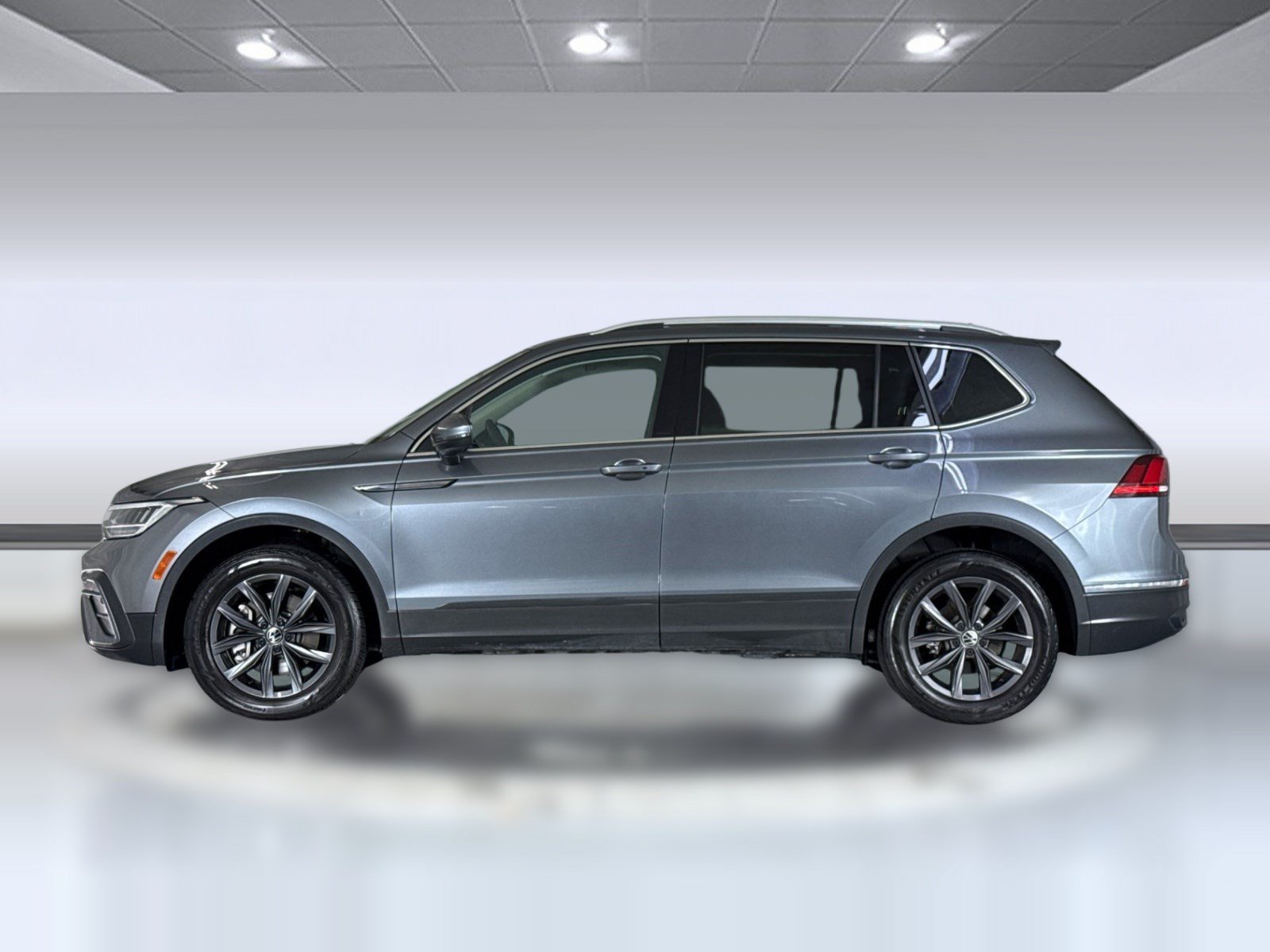 Used 2022 Volkswagen Tiguan SE FWD image 2