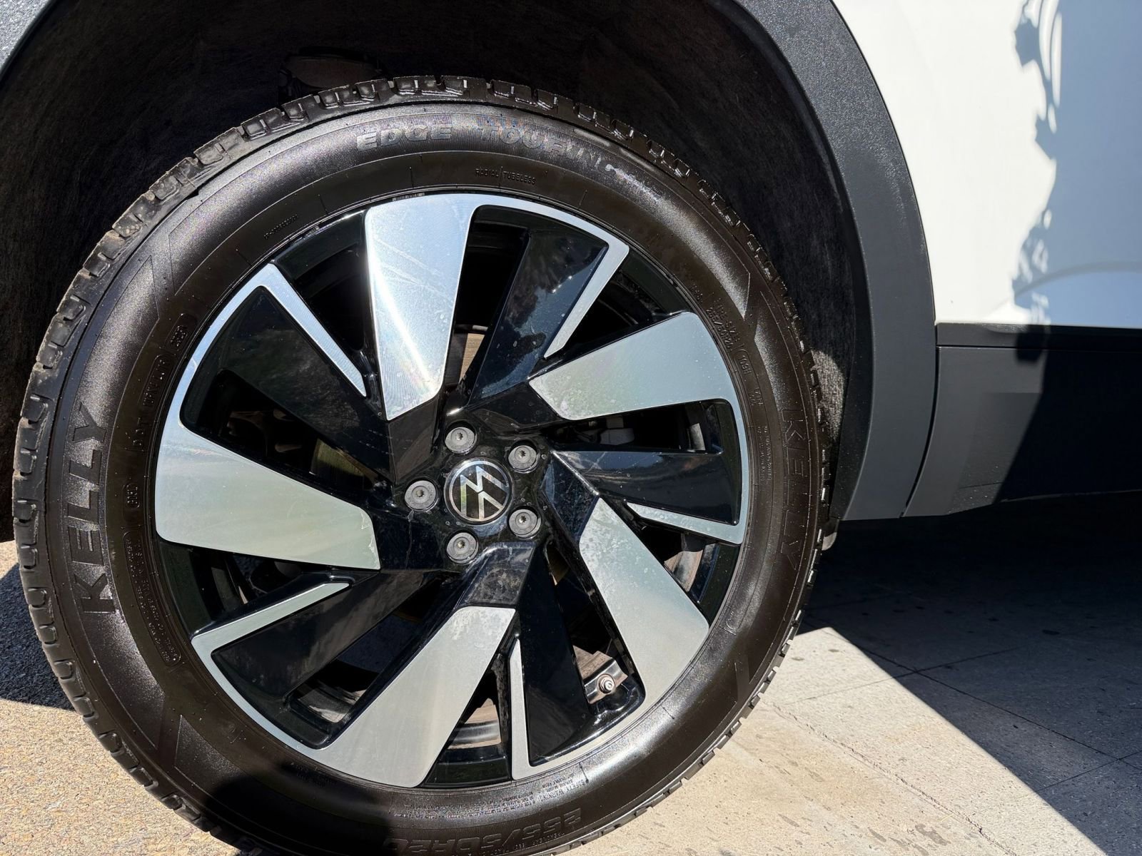 Used 2025 Volkswagen Atlas Cross Sport SE image 30