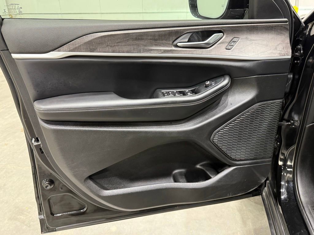 Used 2023 Jeep Grand Cherokee L Limited w/ Luxury Tech Group II image 14