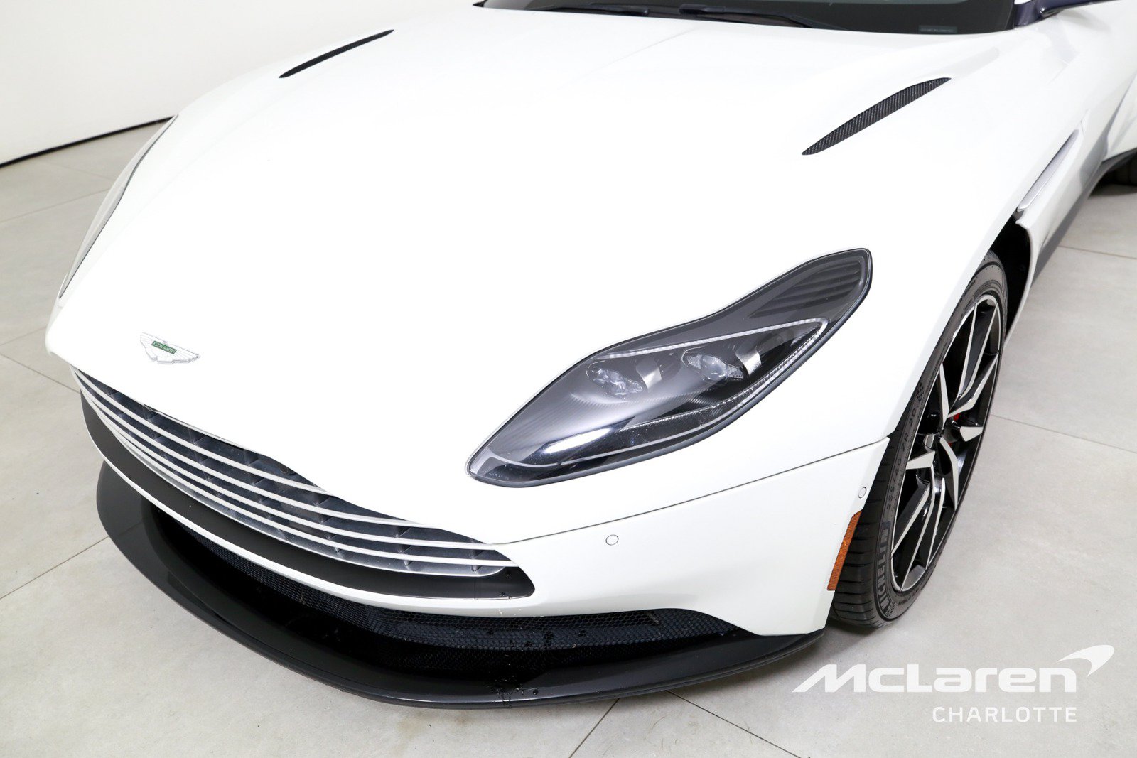 Used 2020 Aston Martin DB11 Volante RWD image 32