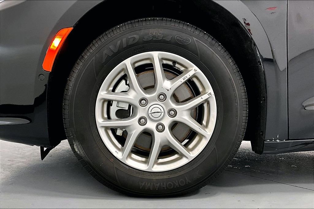 Used 2026 Chrysler Pacifica Select FWD image 11