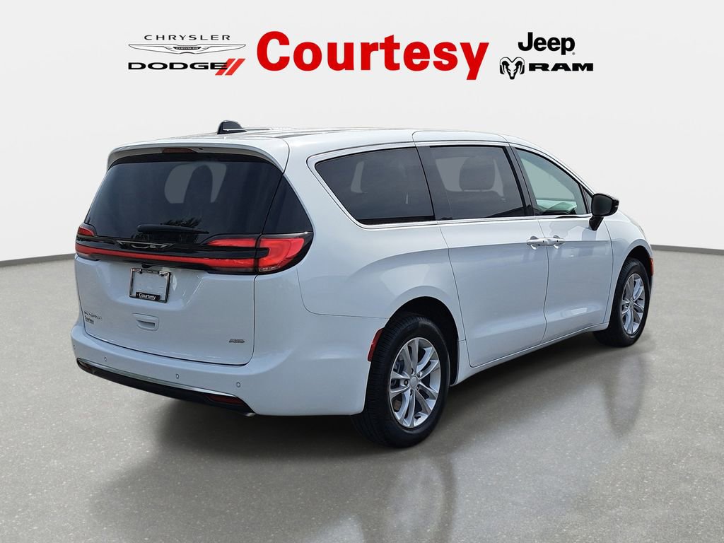New 2027 Chrysler Pacifica Select AWD/4WD image 3