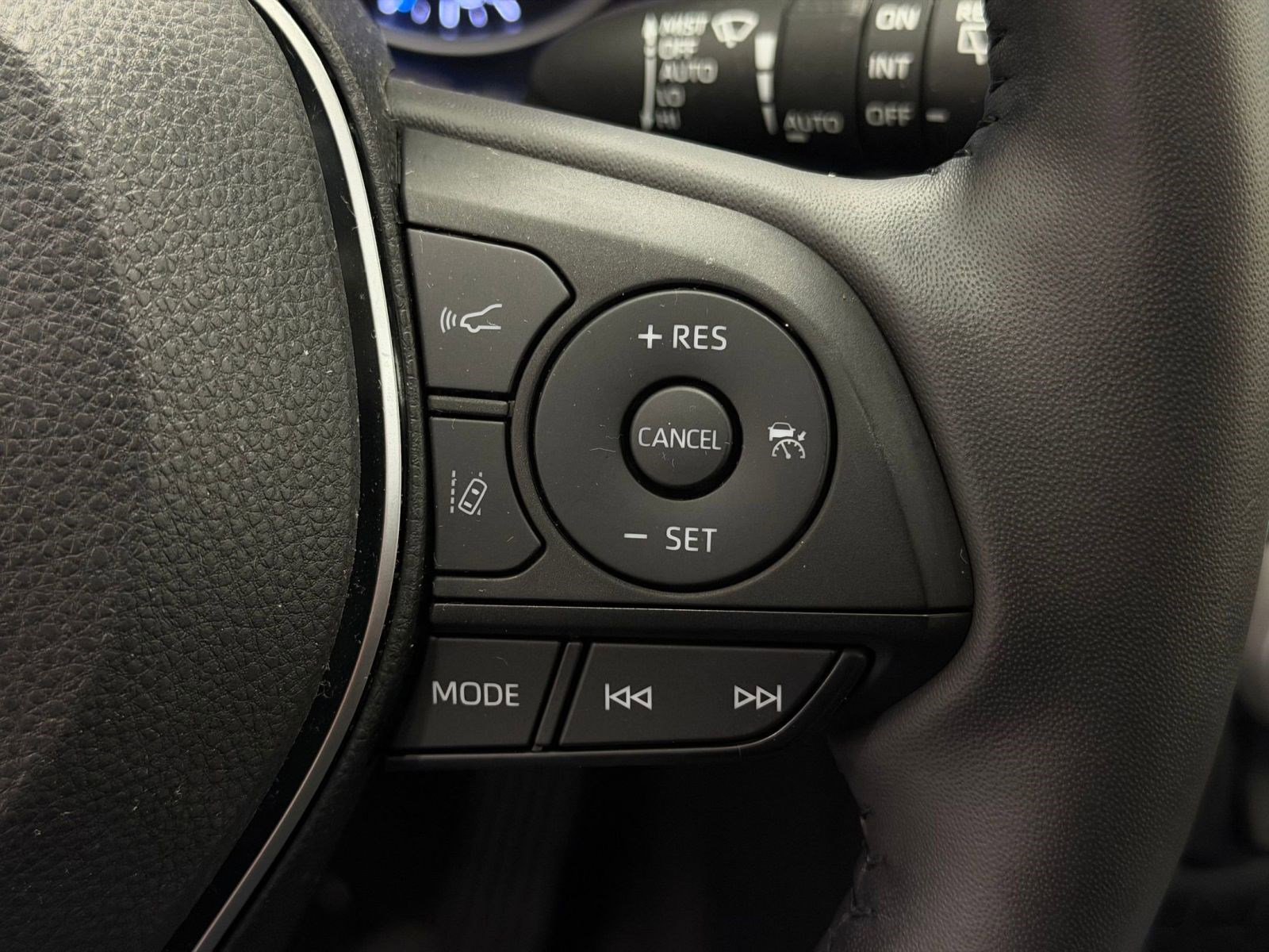 Used 2022 Toyota RAV4 XLE Premium image 25