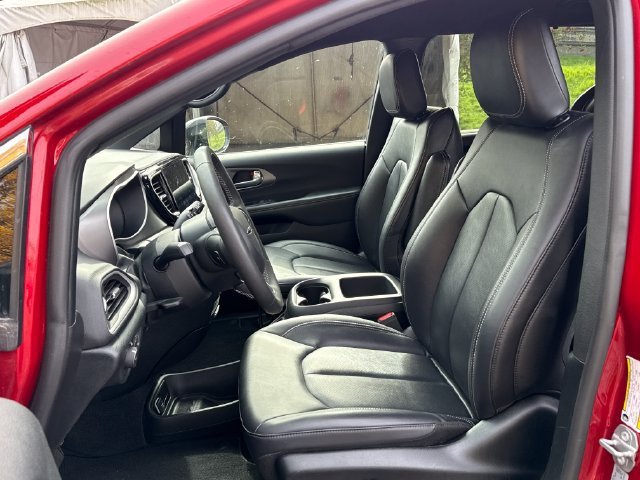 Used 2025 Chrysler Pacifica Select FWD image 13