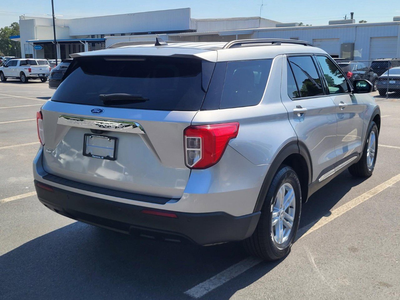 Used 2023 Ford Explorer XLT AWD/4WD image 2