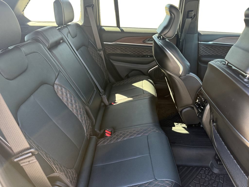 Used 2025 Jeep Grand Cherokee Summit w/ Obsidian Package AWD/4WD image 17