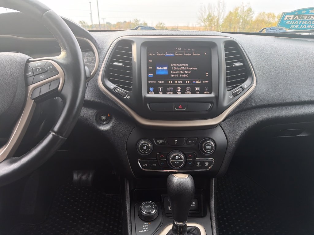 Used 2016 Jeep Cherokee Latitude w/ Comfort/Convenience Group AWD/4WD image 18