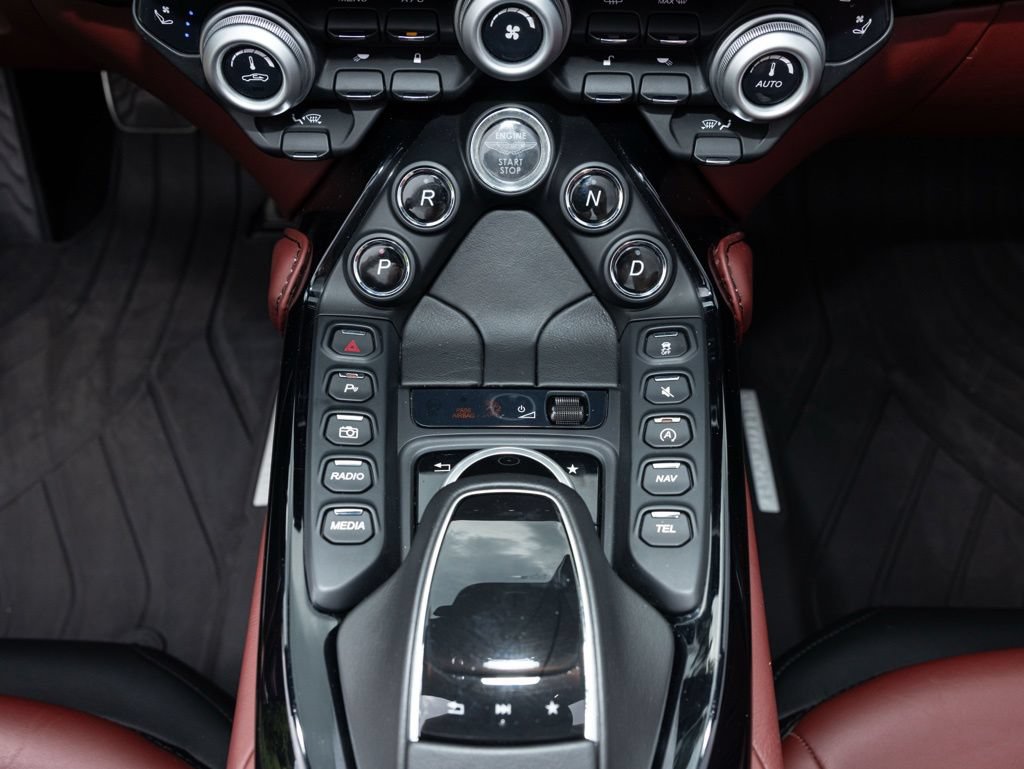 Used 2021 Aston Martin V8 Vantage Roadster RWD image 38