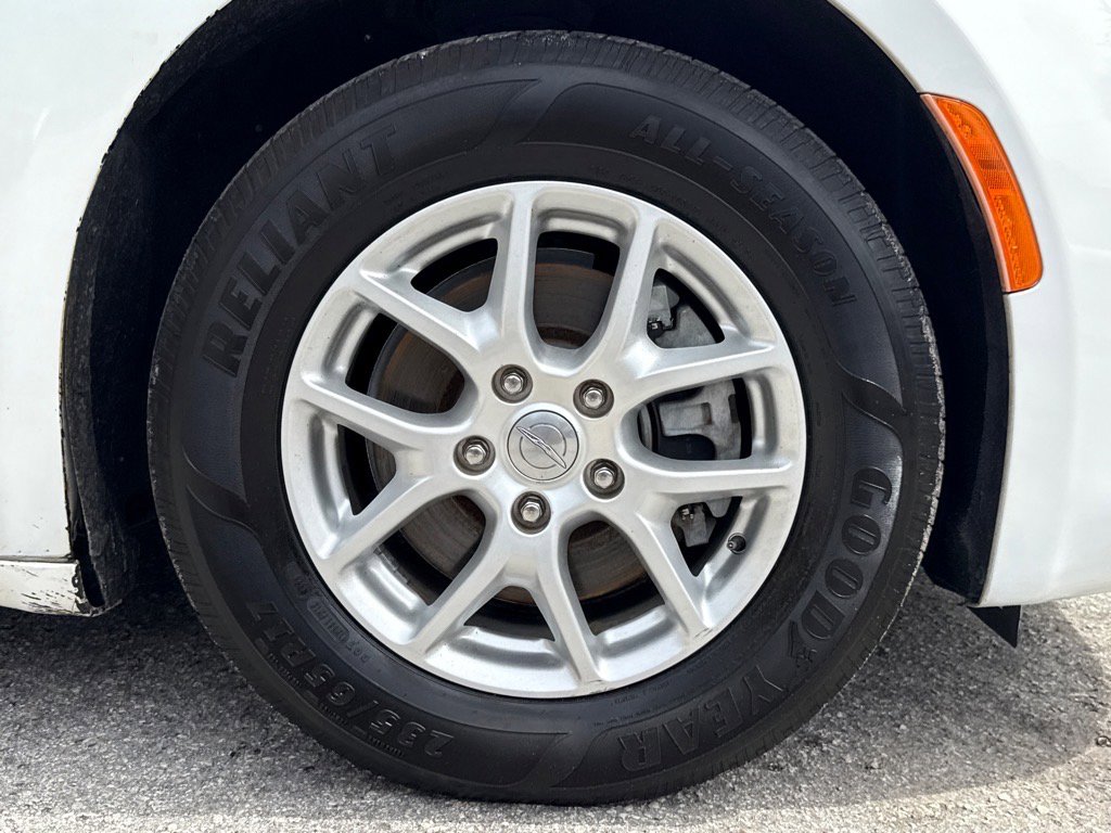 Used 2020 Chrysler Voyager Lxi image 34